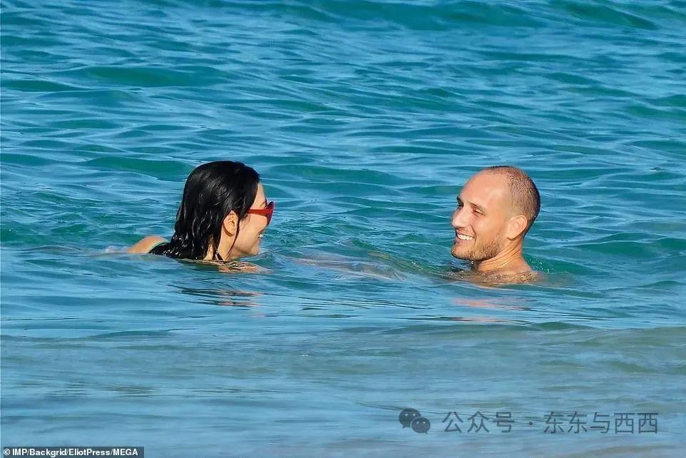 邓文迪与男友玩海，把肌肉男熬成大叔，自己越活越年轻