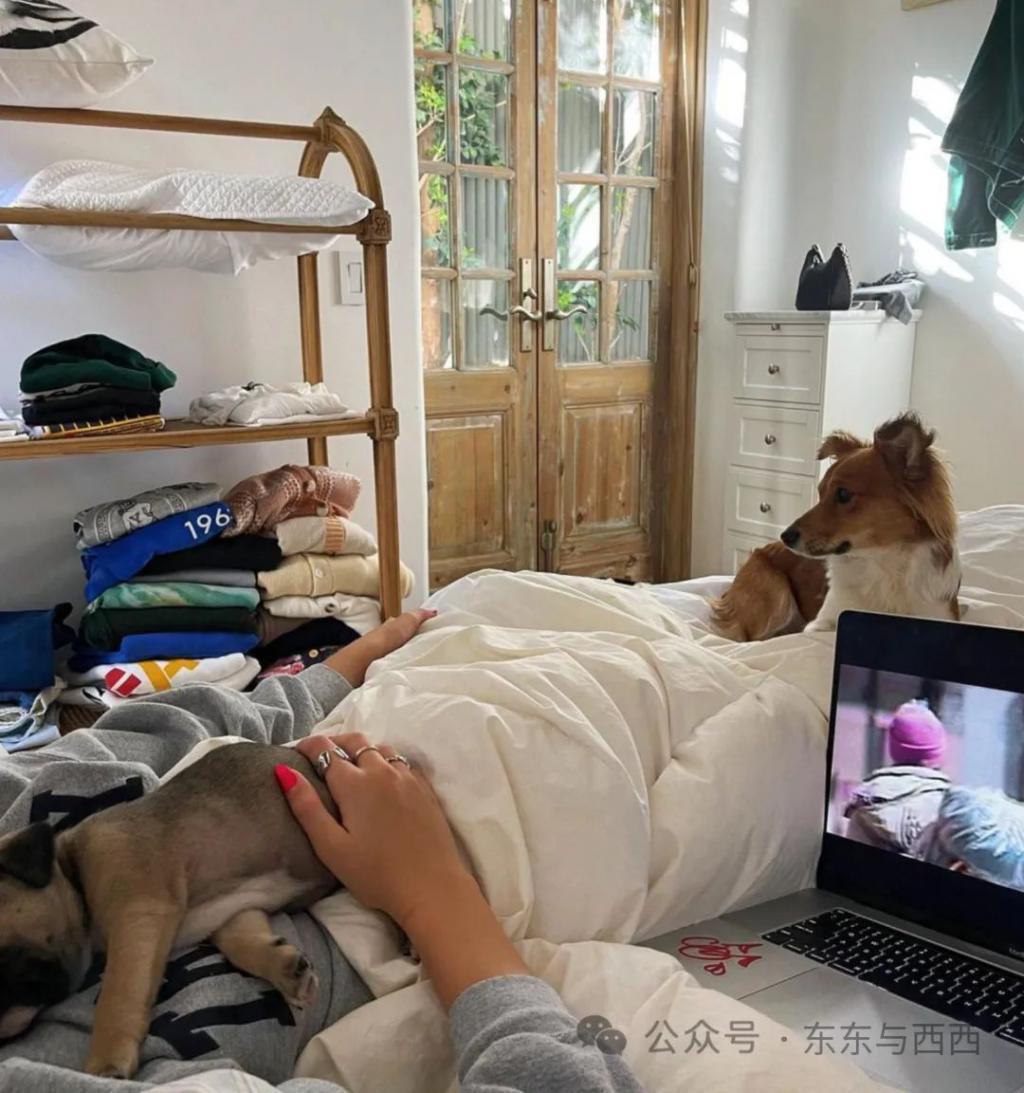 邓文迪与男友玩海，把肌肉男熬成大叔，自己越活越年轻