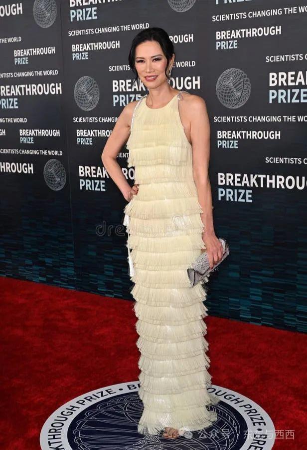 邓文迪与男友玩海，把肌肉男熬成大叔，自己越活越年轻