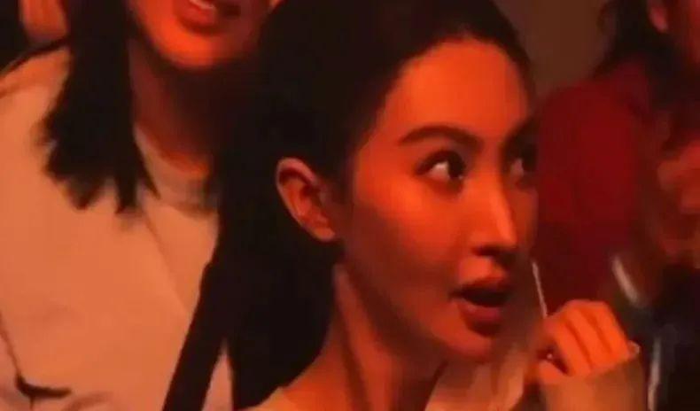 卧擦!他俩居然在一起?