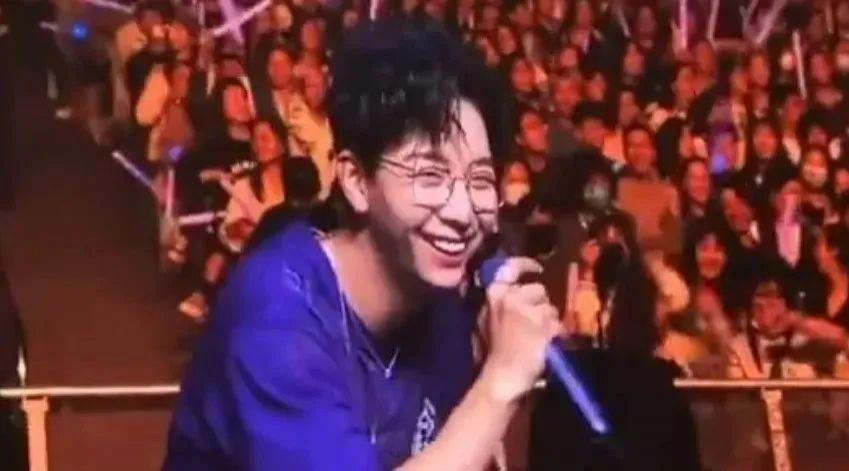 卧擦!他俩居然在一起?