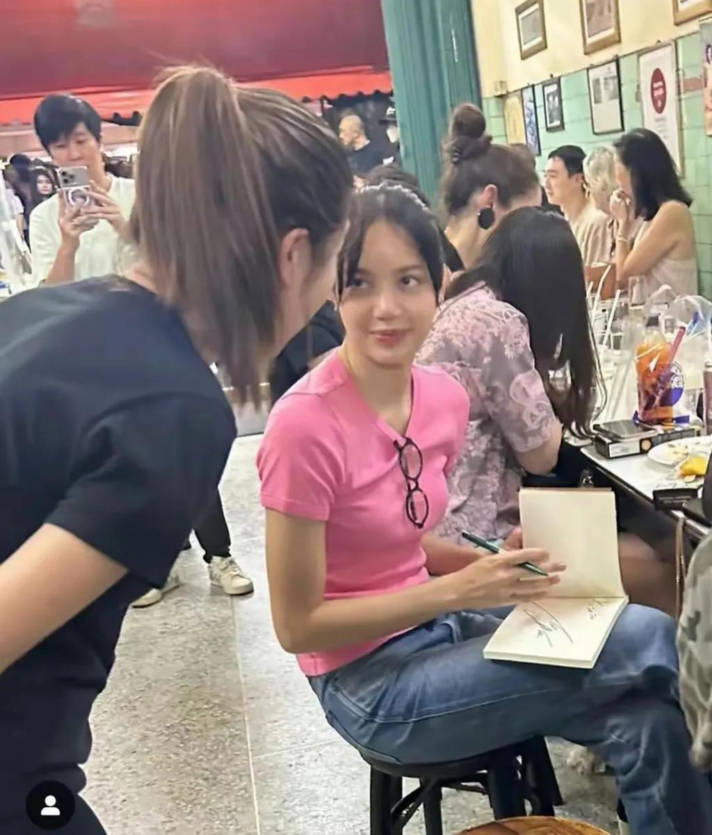 人前时尚名媛，人后扒蒜小妹，她把巴黎夜生活玩明白了