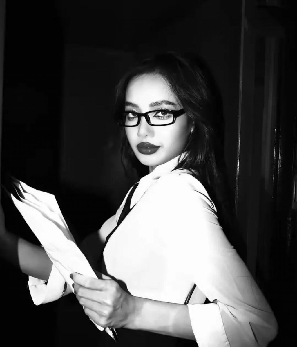人前时尚名媛，人后扒蒜小妹，她把巴黎夜生活玩明白了