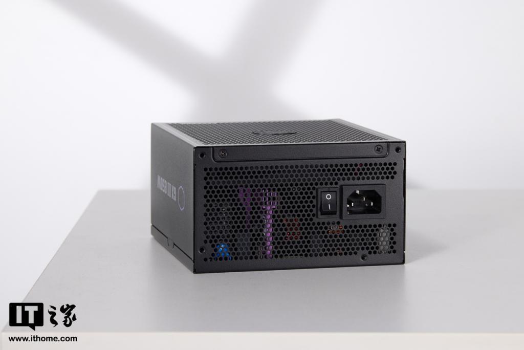 酷冷至尊GX Ⅲ 850W GOLD MODULAR电源图赏，电源就该低调又安静