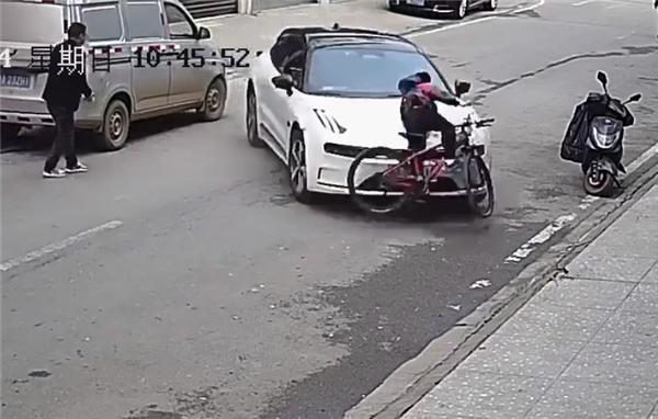 女子开极氪001误踩油门撞上骑车儿童：下车后不看人只顾车