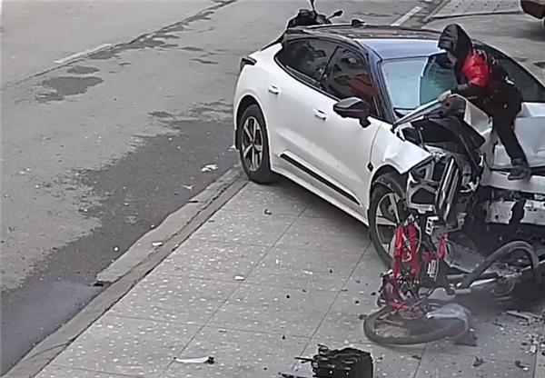 女子开极氪001误踩油门撞上骑车儿童：下车后不看人只顾车