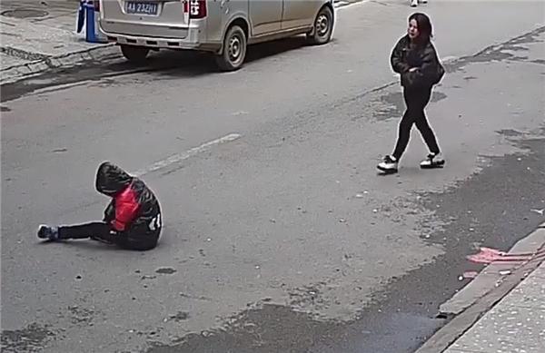 女子开极氪001误踩油门撞上骑车儿童：下车后不看人只顾车