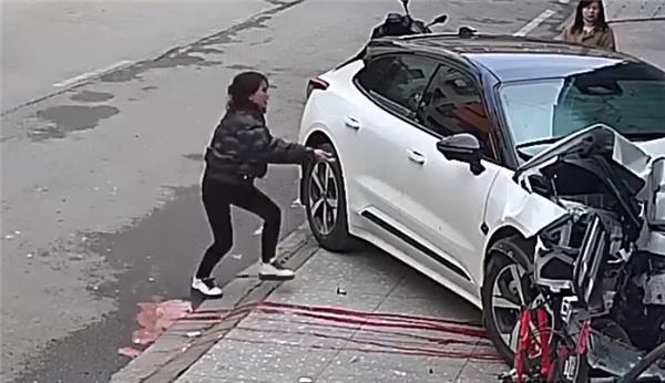 女子开极氪001误踩油门撞上骑车儿童：下车后不看人只顾车
