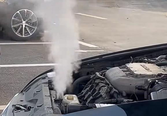 女子拿驾照后首次开车致引擎盖冒烟 开出蒸汽车感觉：本人回应误操作 不会有阴影