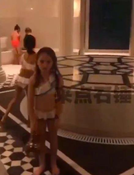 这个欧美瓜太大了！网友：很震惊、恶心、愤怒