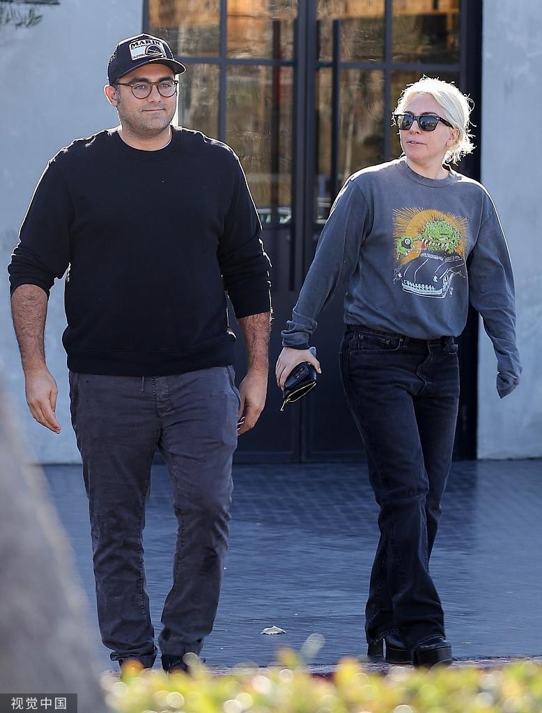 Lady Gaga与男友现身加州街头 共赴早午餐约会
