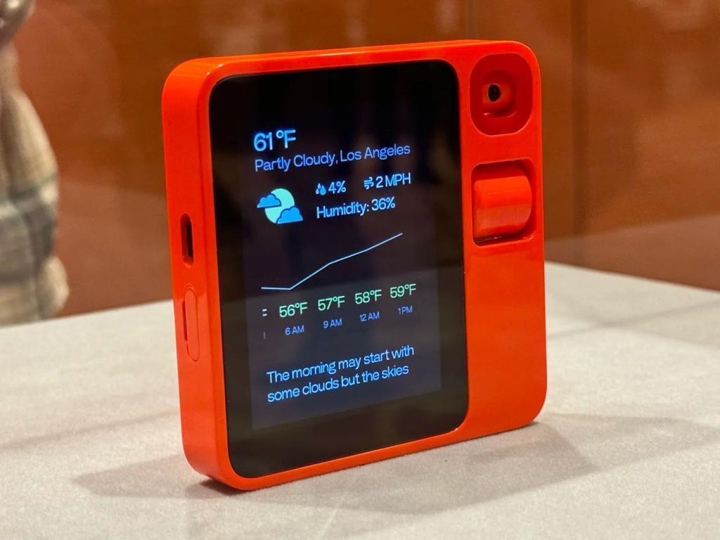 Rabbit R1 亮相 CES 2024：要成为用户和智能手机的交互中介