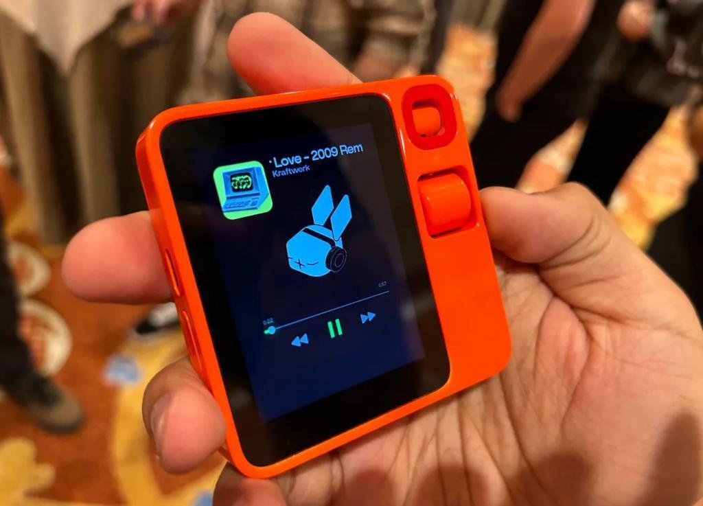 Rabbit R1 亮相 CES 2024：要成为用户和智能手机的交互中介