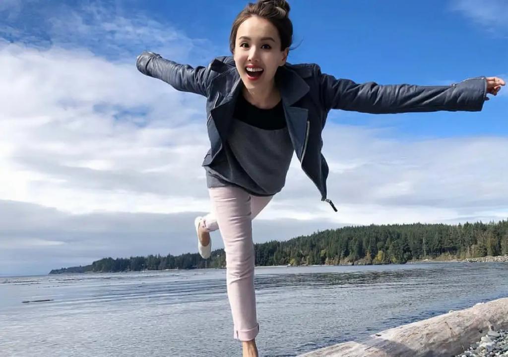香港女星不穿衣服泡温泉惹负评，自曝花高价包场