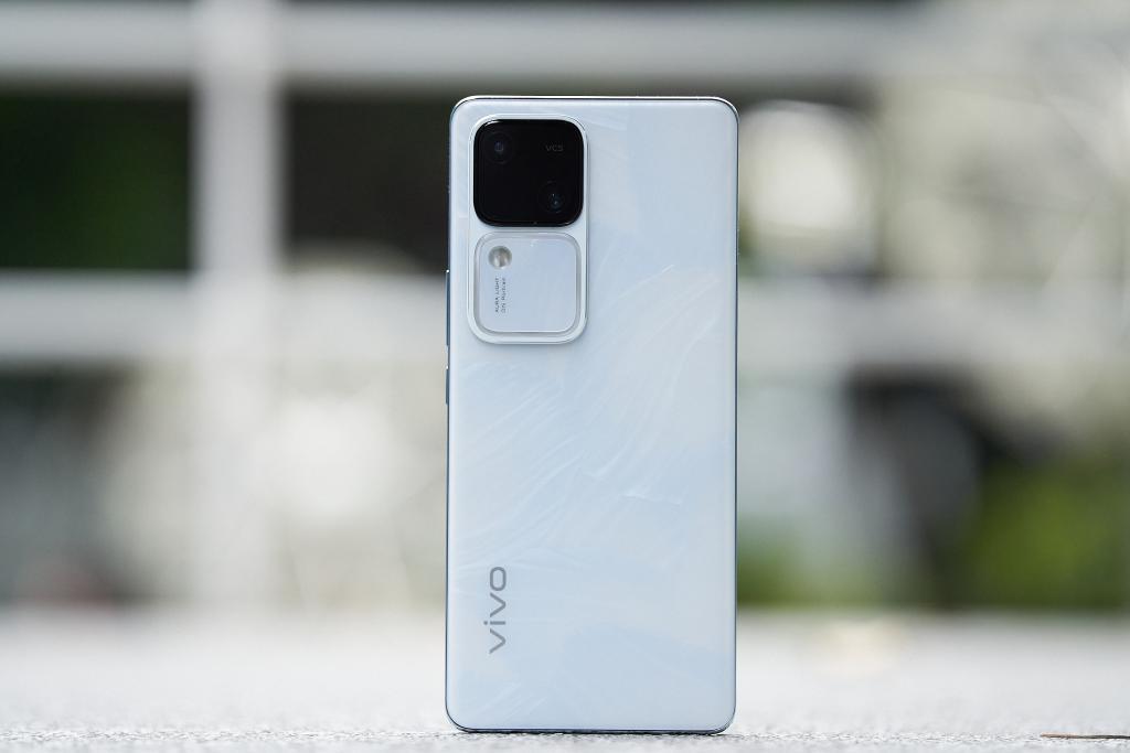 2000元档手机大乱斗：旧旗舰、新中端混战，狂卷性价比