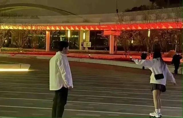 叶珂直播逼婚黄晓明？被指婚内出轨，公开示爱宣示主权？