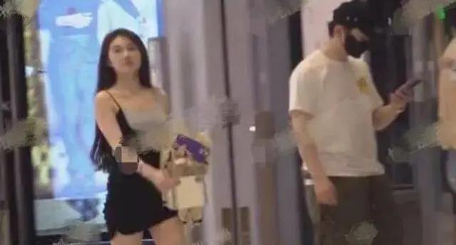 叶珂直播逼婚黄晓明？被指婚内出轨，公开示爱宣示主权？