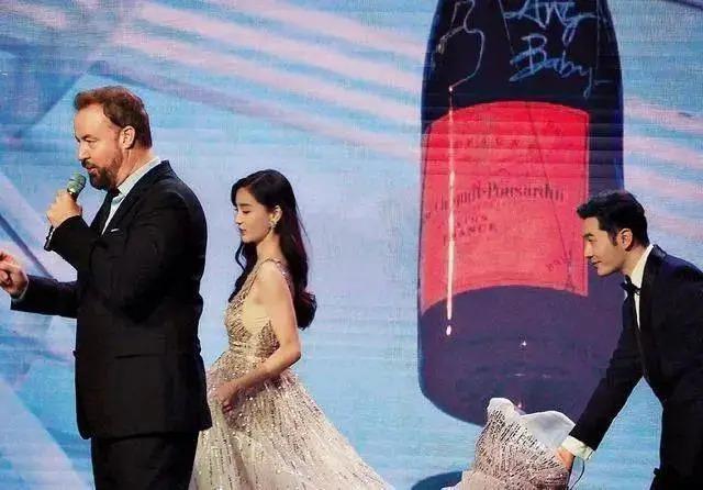 叶珂直播逼婚黄晓明？被指婚内出轨，公开示爱宣示主权？