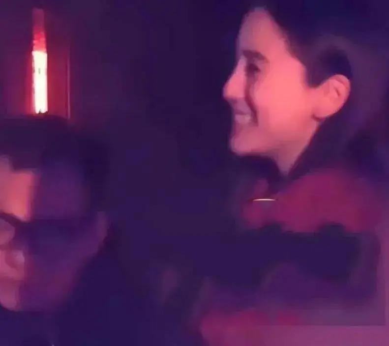 叶珂直播逼婚黄晓明？被指婚内出轨，公开示爱宣示主权？