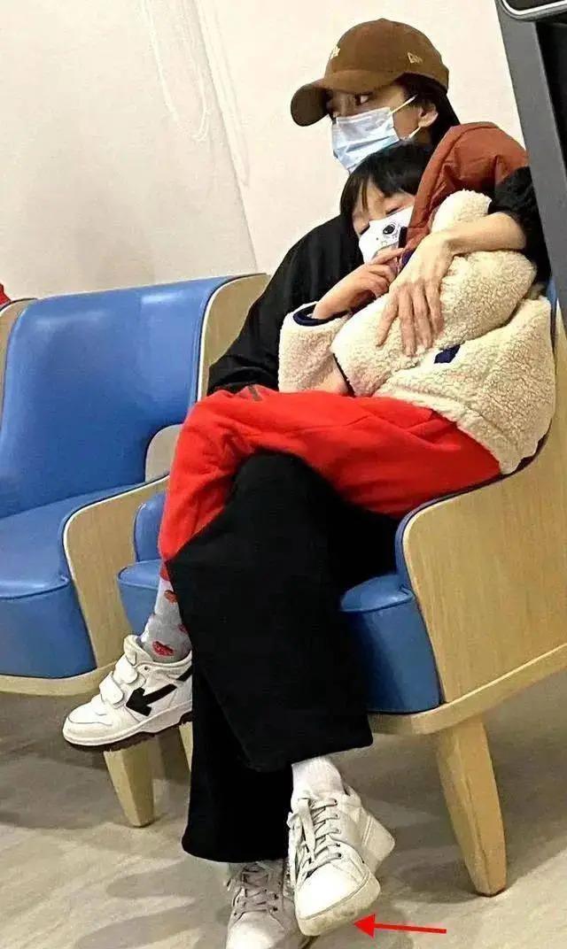 叶珂直播逼婚黄晓明？被指婚内出轨，公开示爱宣示主权？