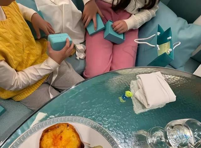 汪小菲女友送孩子两万元钥匙链当见面礼，儿女已接受新妈