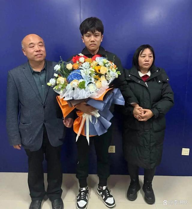 解清帅认亲走红，解克锋被传拖欠工资，解清栋出面澄清