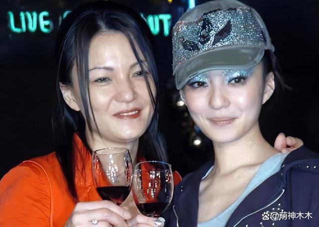 公开要钱，抹黑吸毒，花光千万收入，这些明星家人太窒息