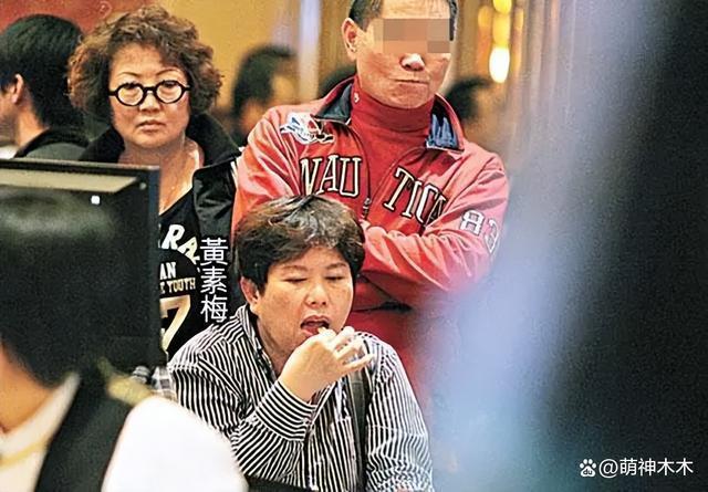 公开要钱，抹黑吸毒，花光千万收入，这些明星家人太窒息