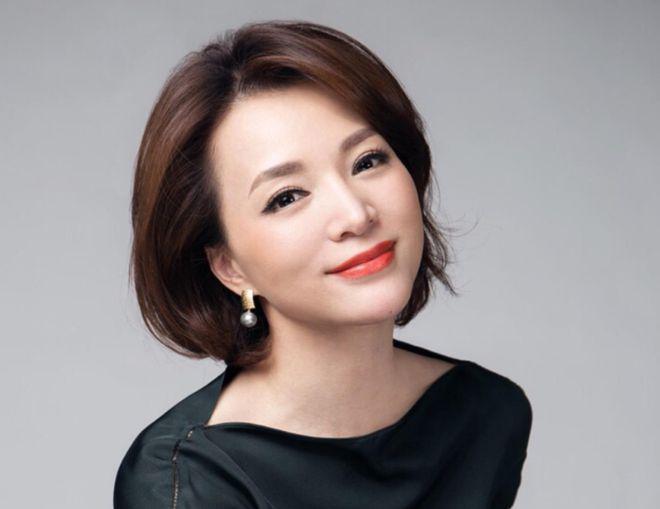 董卿流泪坦言：我依然极度自卑，但我选择与自己和解