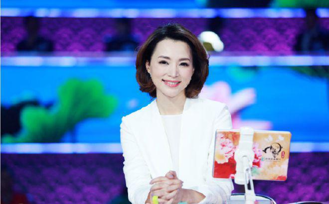 董卿流泪坦言：我依然极度自卑，但我选择与自己和解