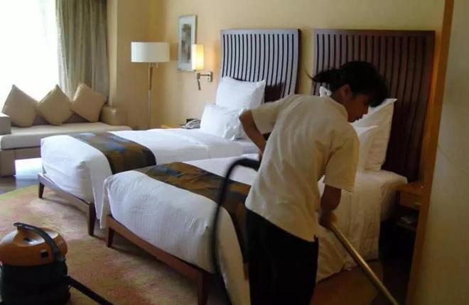 董卿流泪坦言：我依然极度自卑，但我选择与自己和解