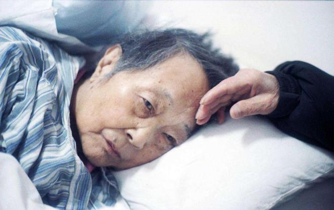 董卿流泪坦言：我依然极度自卑，但我选择与自己和解