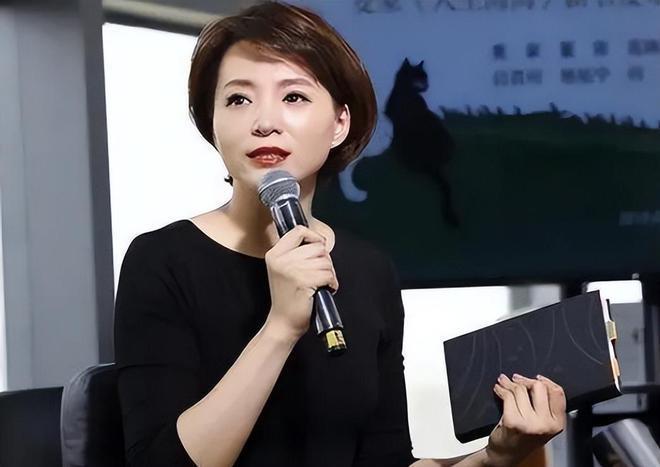 董卿流泪坦言：我依然极度自卑，但我选择与自己和解