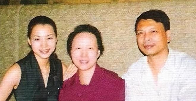 董卿流泪坦言：我依然极度自卑，但我选择与自己和解