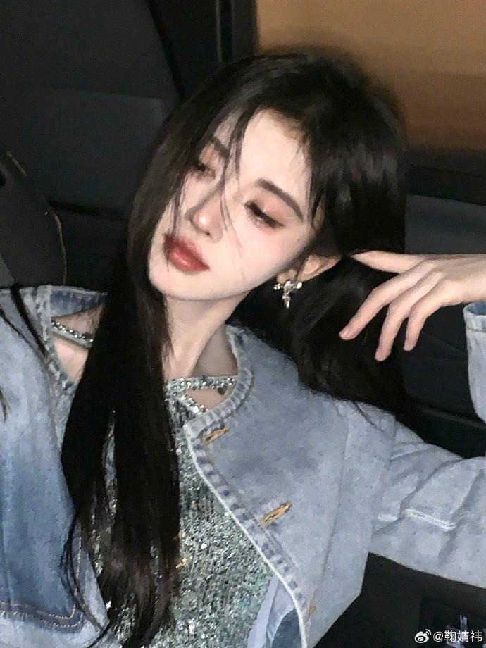 鞠婧祎晒氛围感随拍 慵懒气质显得清新可人