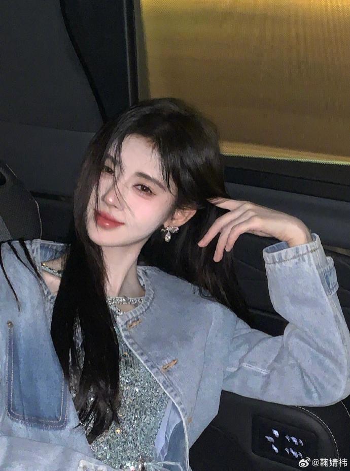 鞠婧祎晒氛围感随拍 慵懒气质显得清新可人