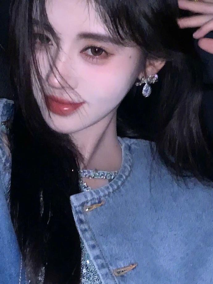 鞠婧祎晒氛围感随拍 慵懒气质显得清新可人