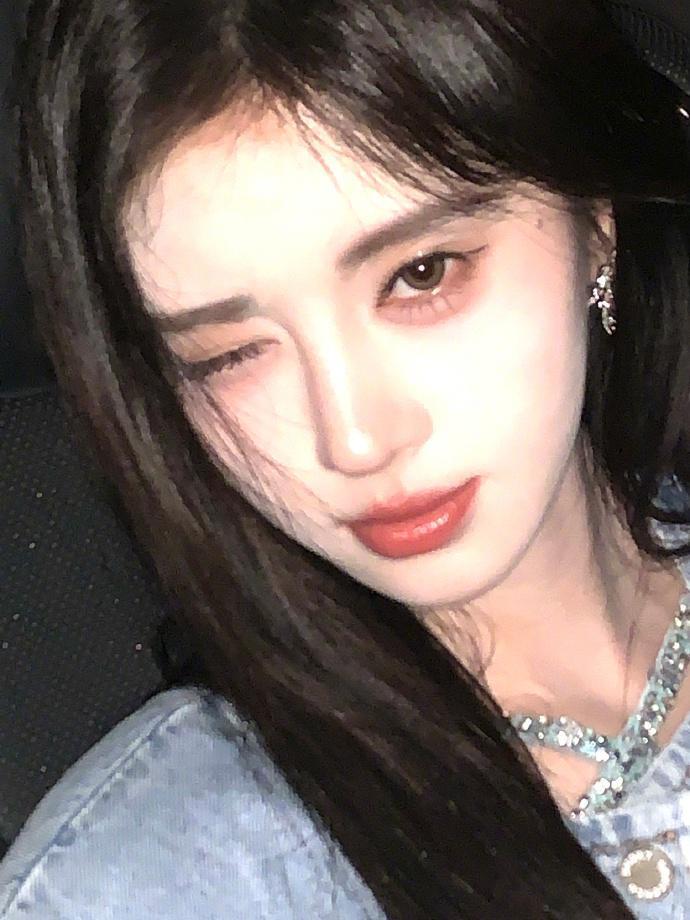 鞠婧祎晒氛围感随拍 慵懒气质显得清新可人