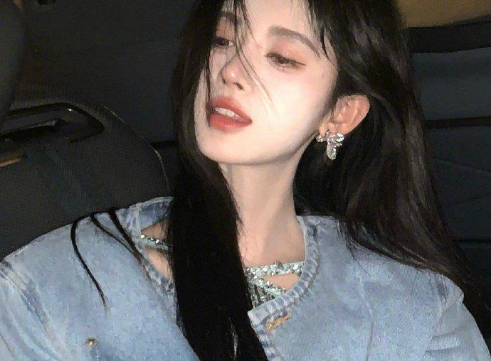 鞠婧祎晒氛围感随拍 慵懒气质显得清新可人