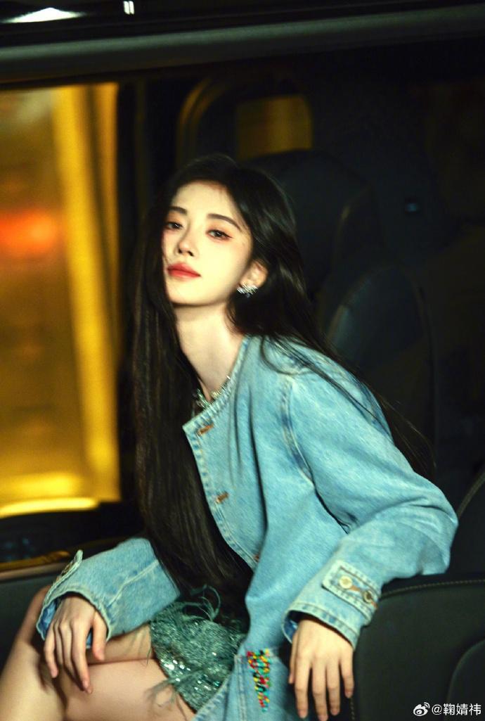 鞠婧祎晒氛围感随拍 慵懒气质显得清新可人