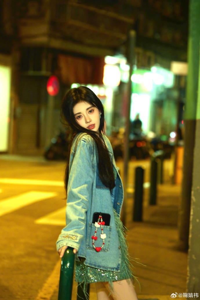 鞠婧祎晒氛围感随拍 慵懒气质显得清新可人