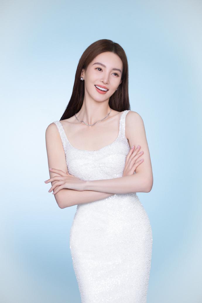 金晨白色长裙仙气十足 尽显优雅气质