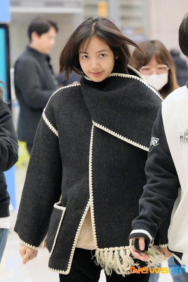 Lisa机场被偶遇！被粉丝追赶场面狼狈用手挡脸