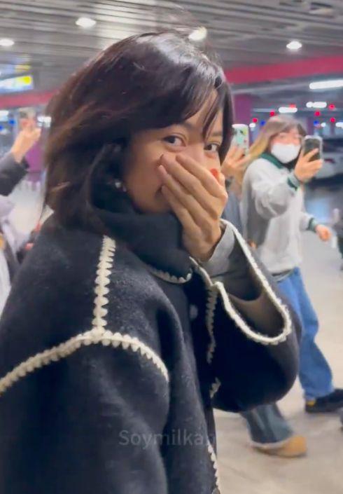 Lisa机场被偶遇！被粉丝追赶场面狼狈用手挡脸