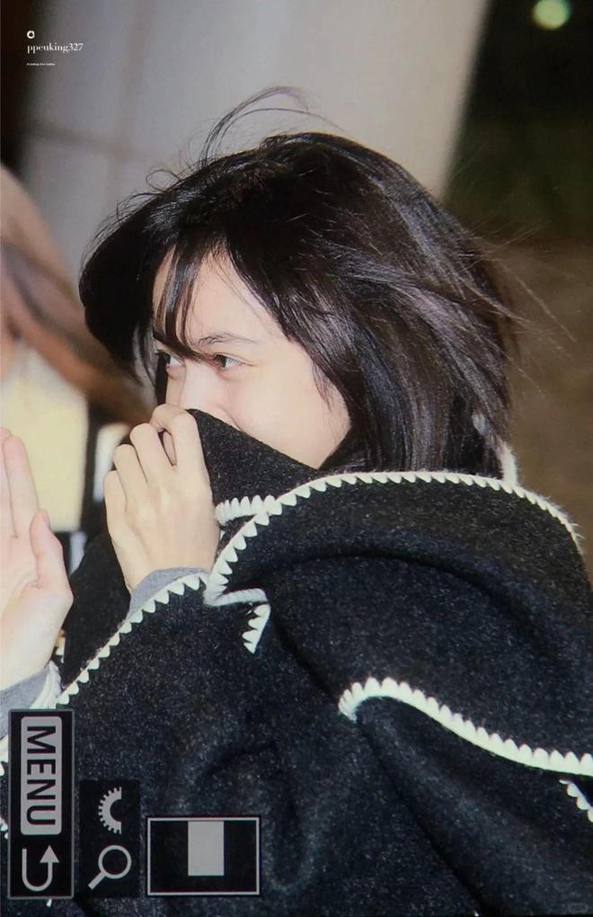 Lisa机场被偶遇！被粉丝追赶场面狼狈用手挡脸