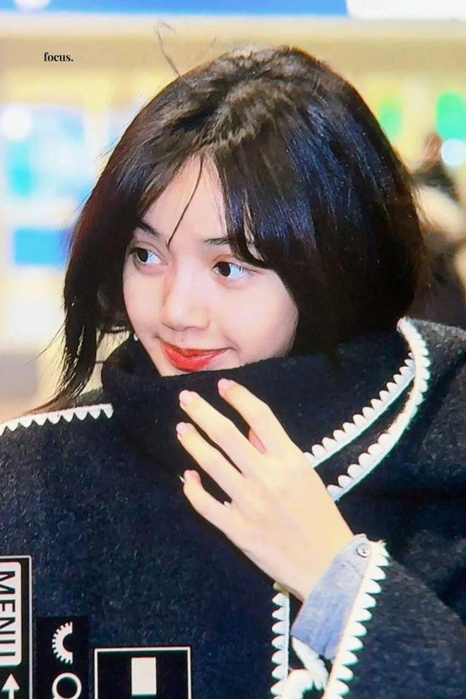 Lisa机场被偶遇！被粉丝追赶场面狼狈用手挡脸