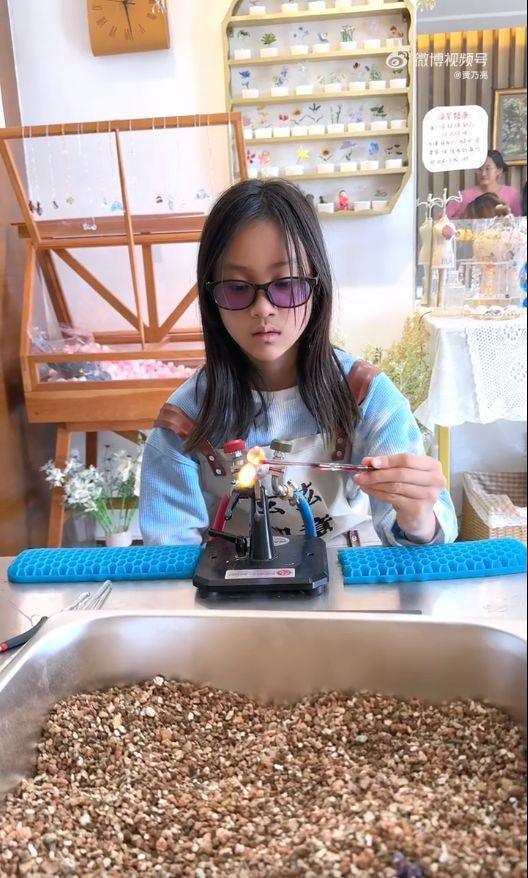 贾乃亮分享女儿视频，甜馨恬静可爱被夸赞