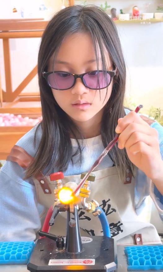 贾乃亮分享女儿视频，甜馨恬静可爱被夸赞
