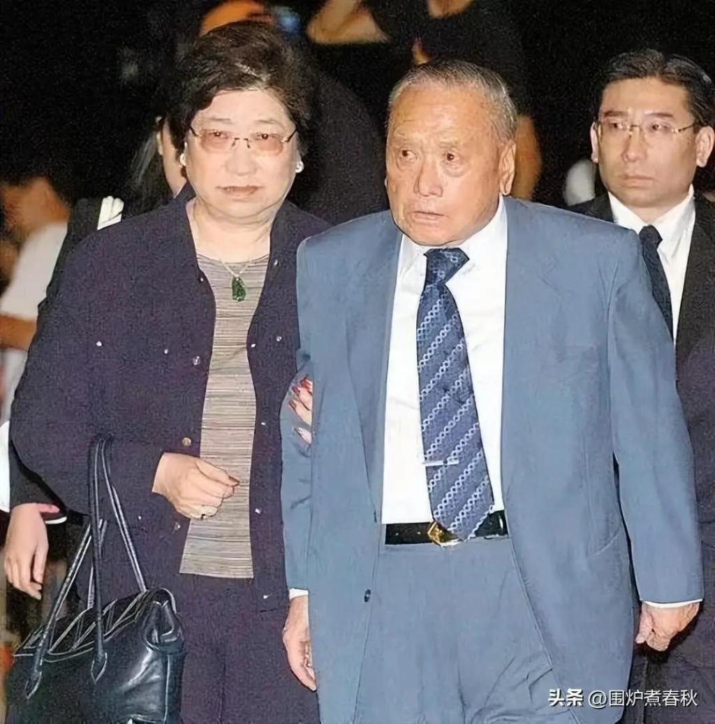 亿万富豪邱德根：晚年无钱看病无人探望，皆因娶小姨子
