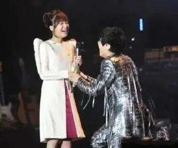 女星老牛吃嫩草的瓜！